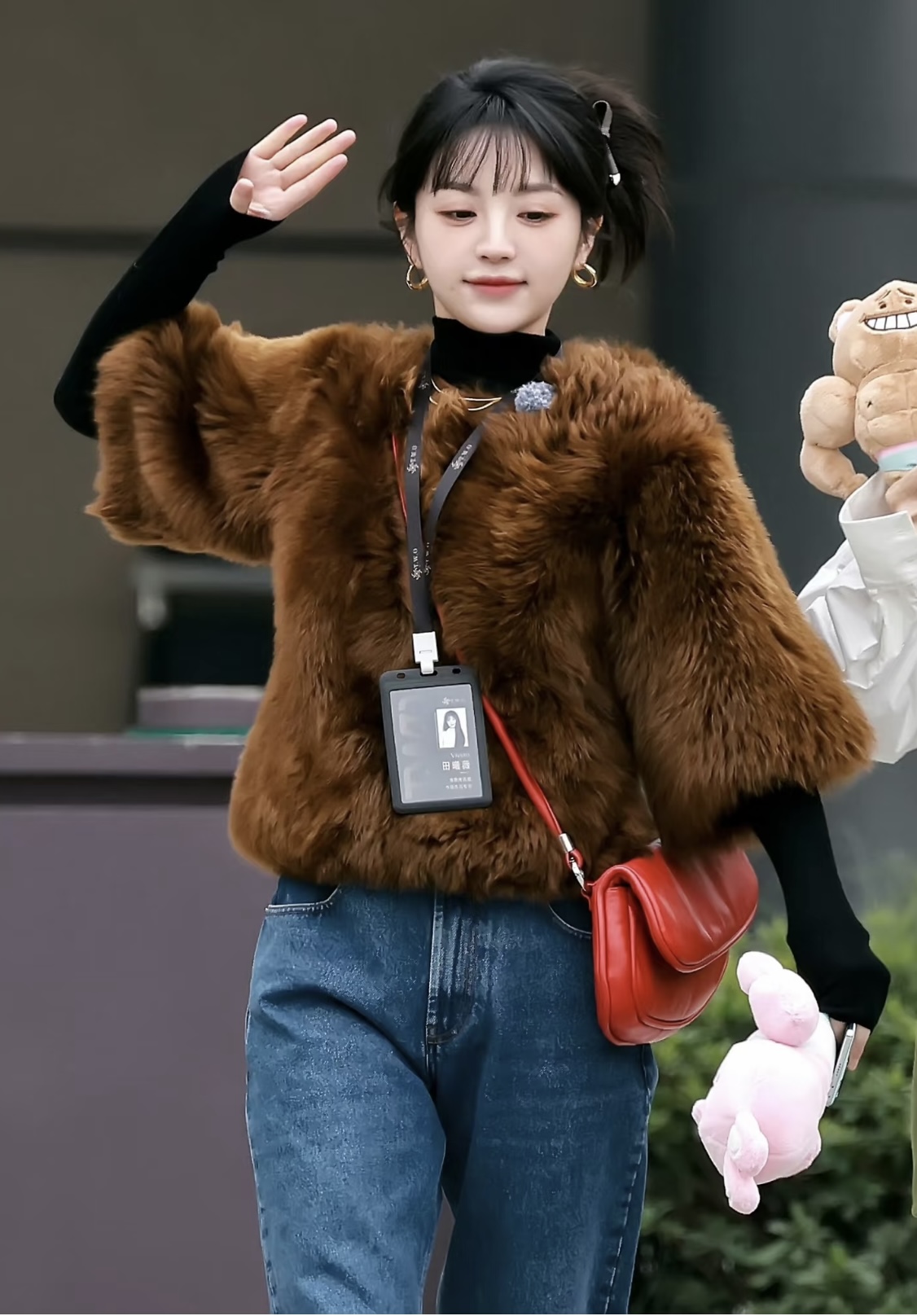 看两位“公主”田曦薇毛晓慧私服怎么搭才有范？甜酷风和松弛感