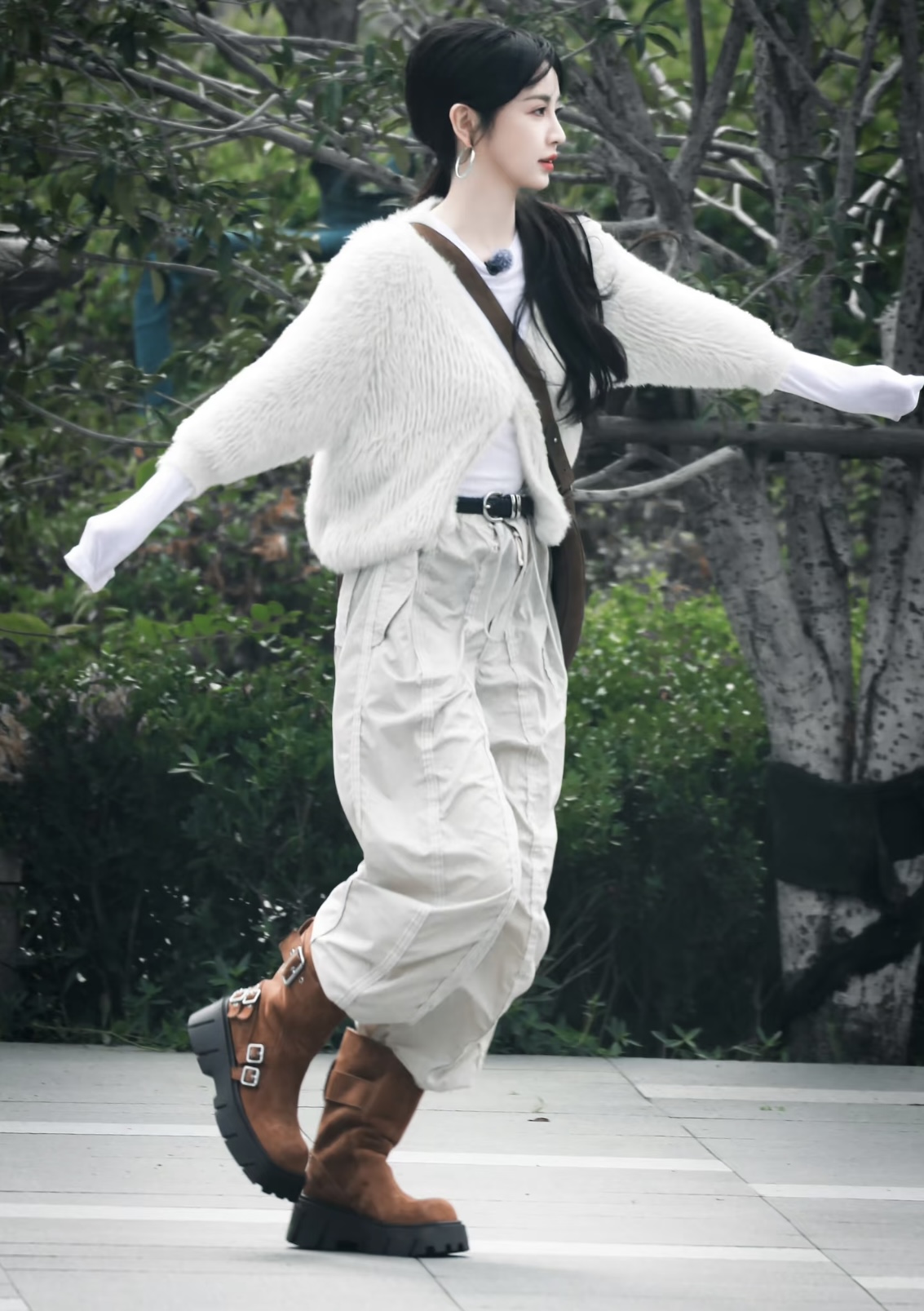 看两位“公主”田曦薇毛晓慧私服怎么搭才有范？甜酷风和松弛感