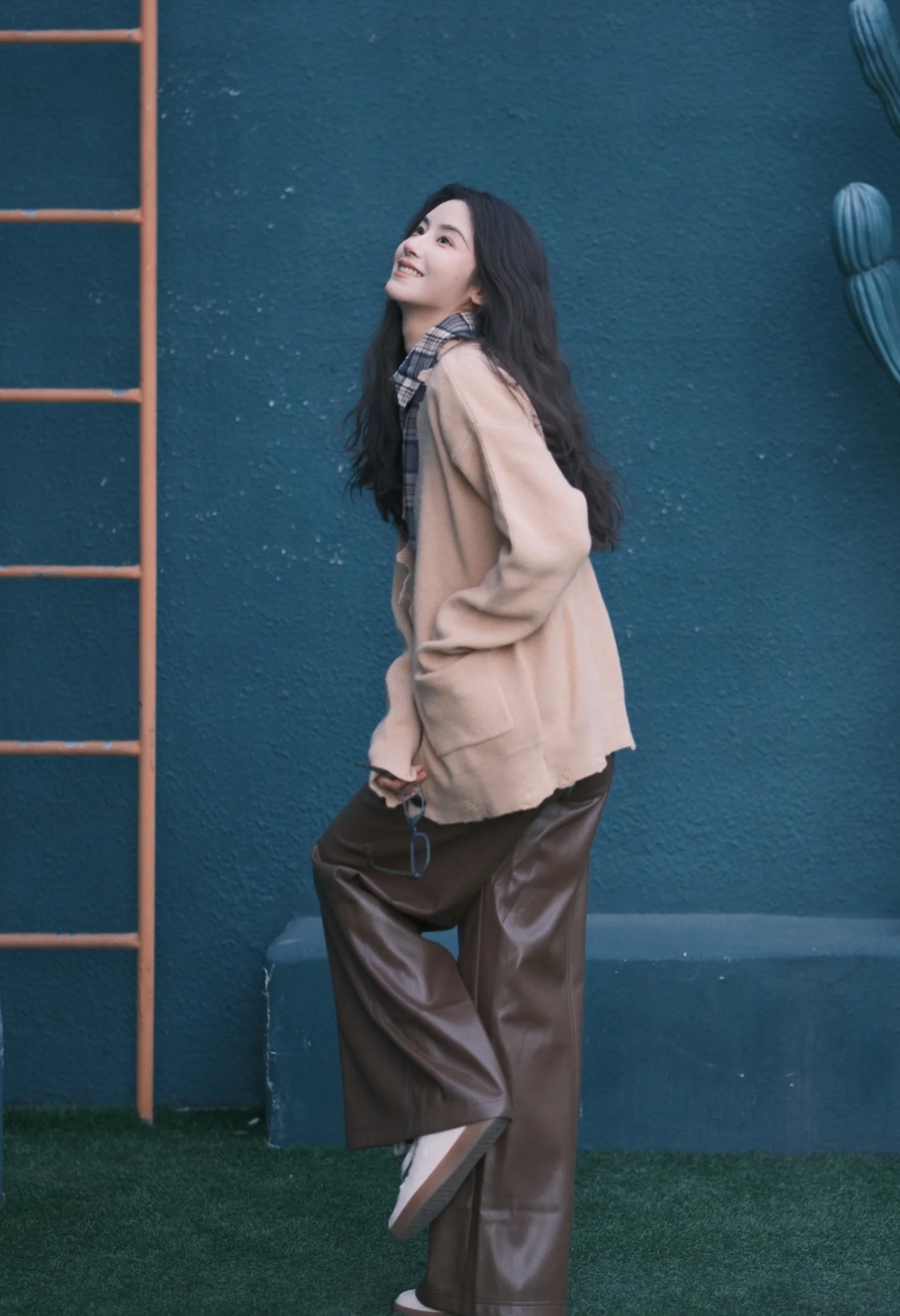 看两位“公主”田曦薇毛晓慧私服怎么搭才有范？甜酷风和松弛感