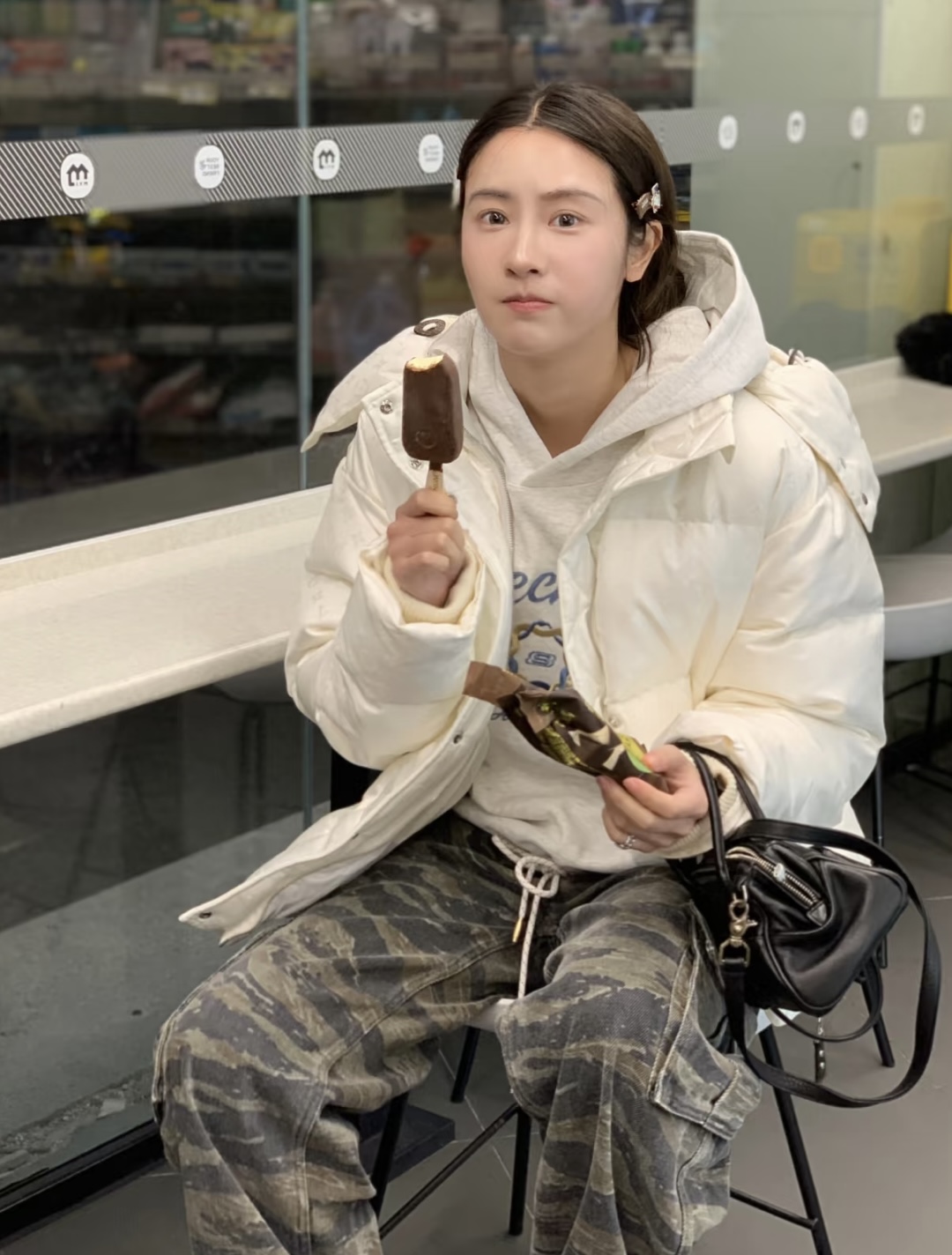 看两位“公主”田曦薇毛晓慧私服怎么搭才有范？甜酷风和松弛感