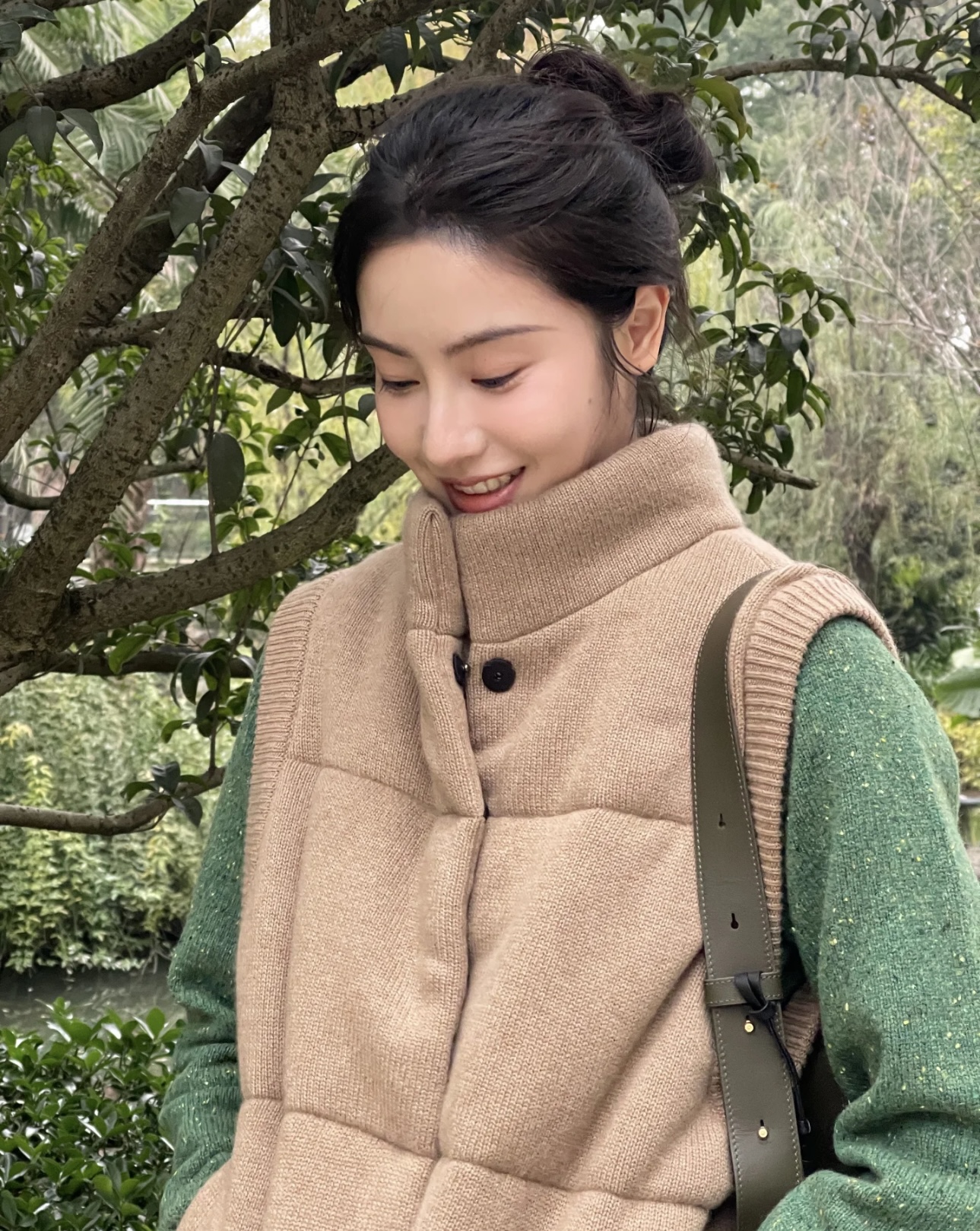 看两位“公主”田曦薇毛晓慧私服怎么搭才有范？甜酷风和松弛感