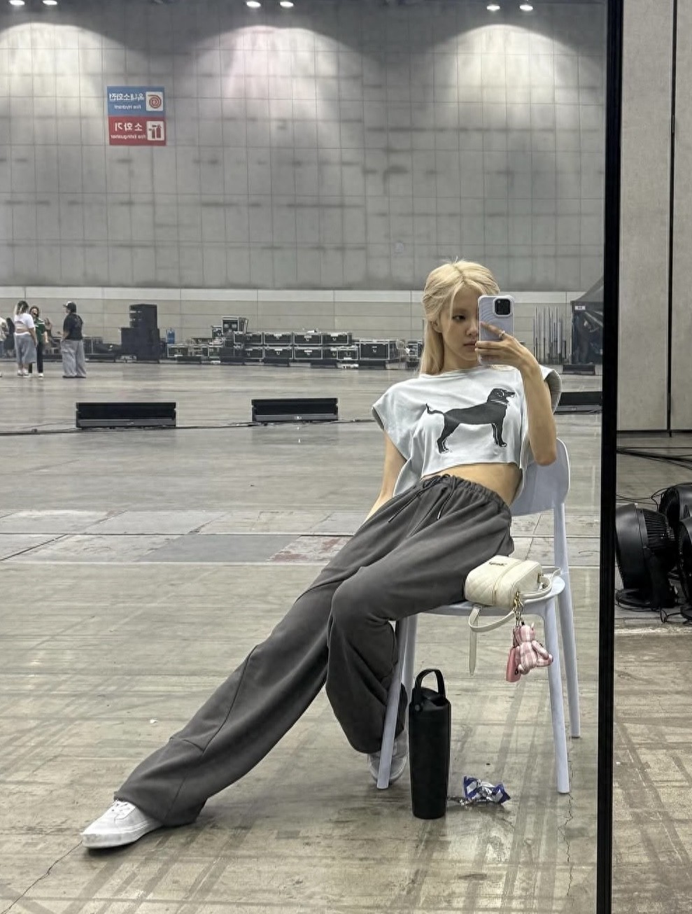 black pink限时合体引爆网络，rosé穿搭超辣妹，夏日秀出好身材