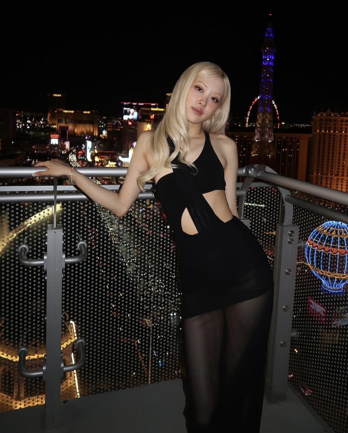 black pink限时合体引爆网络，rosé穿搭超辣妹，夏日秀出好身材