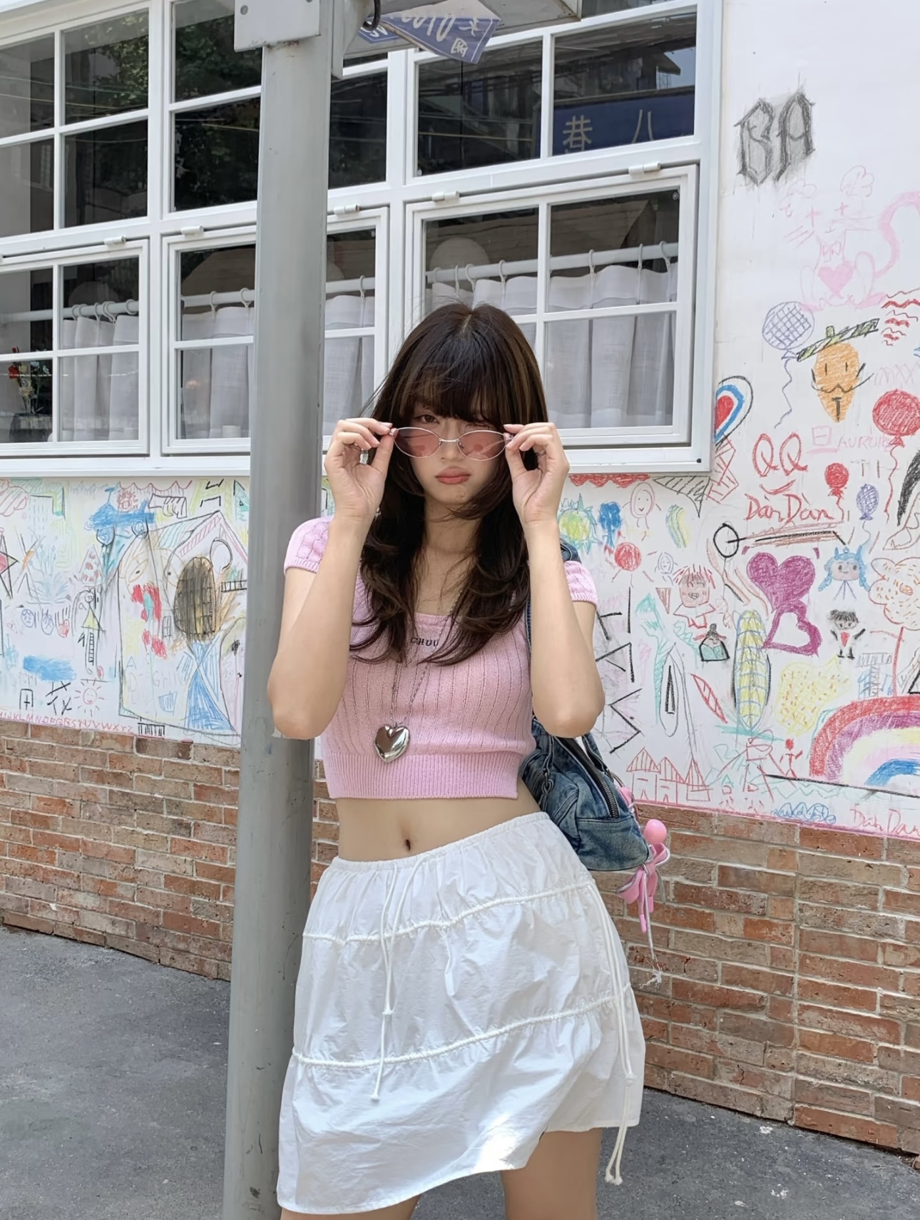 black pink限时合体引爆网络，rosé穿搭超辣妹，夏日秀出好身材