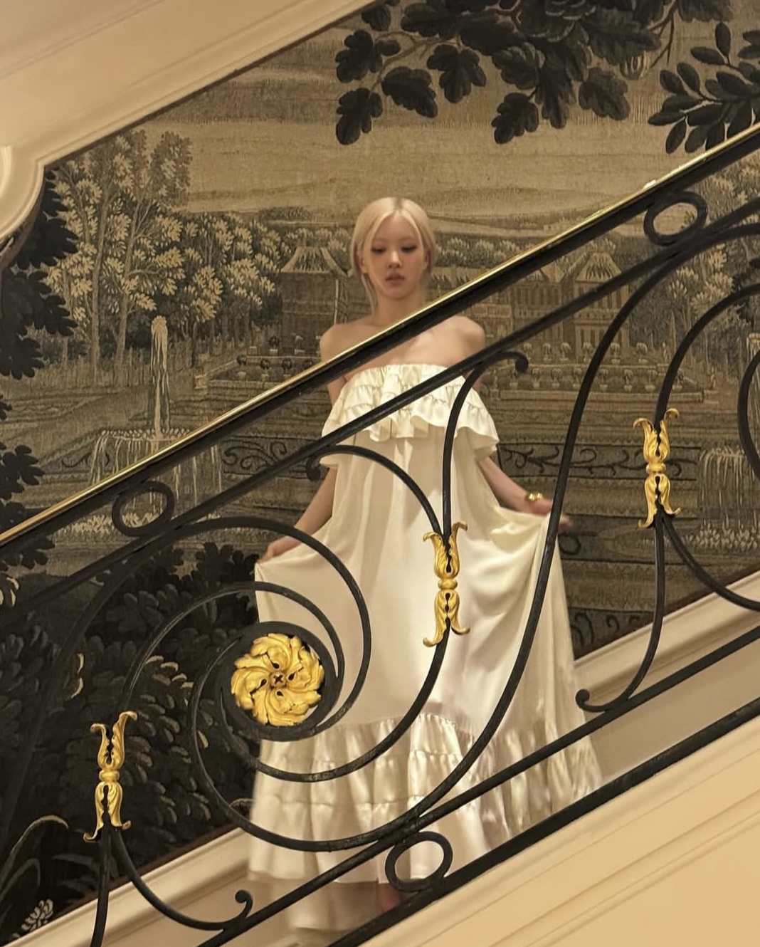 black pink限时合体引爆网络，rosé穿搭超辣妹，夏日秀出好身材