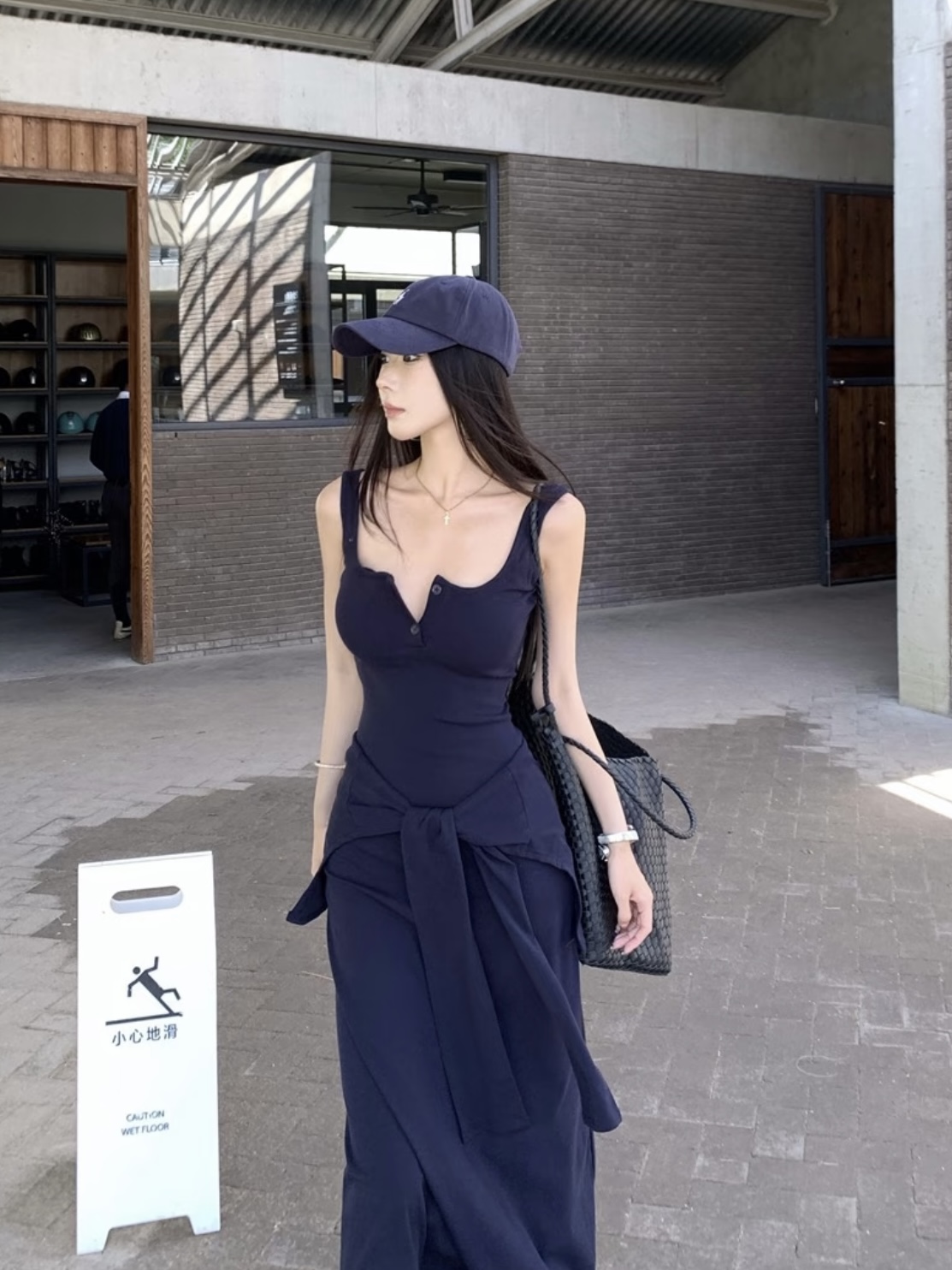 black pink限时合体引爆网络，rosé穿搭超辣妹，夏日秀出好身材