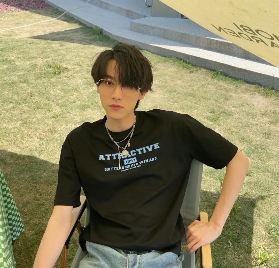 把松弛感刻进DNA！田栩宁私服穿搭教科书来了！