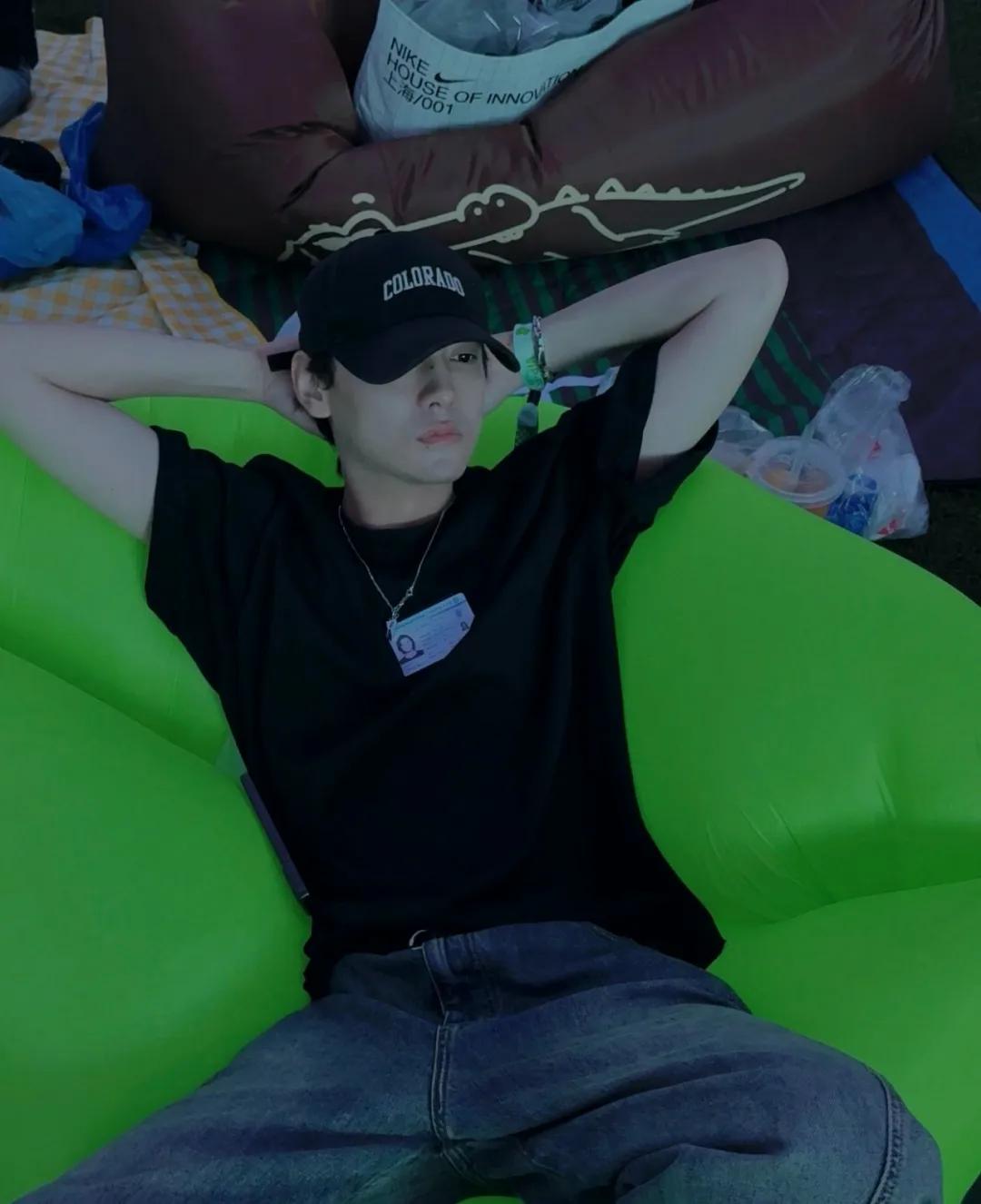 把松弛感刻进DNA！田栩宁私服穿搭教科书来了！