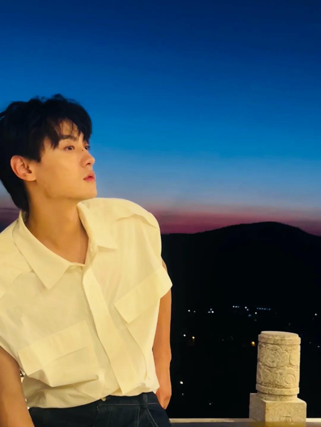 把松弛感刻进DNA！田栩宁私服穿搭教科书来了！