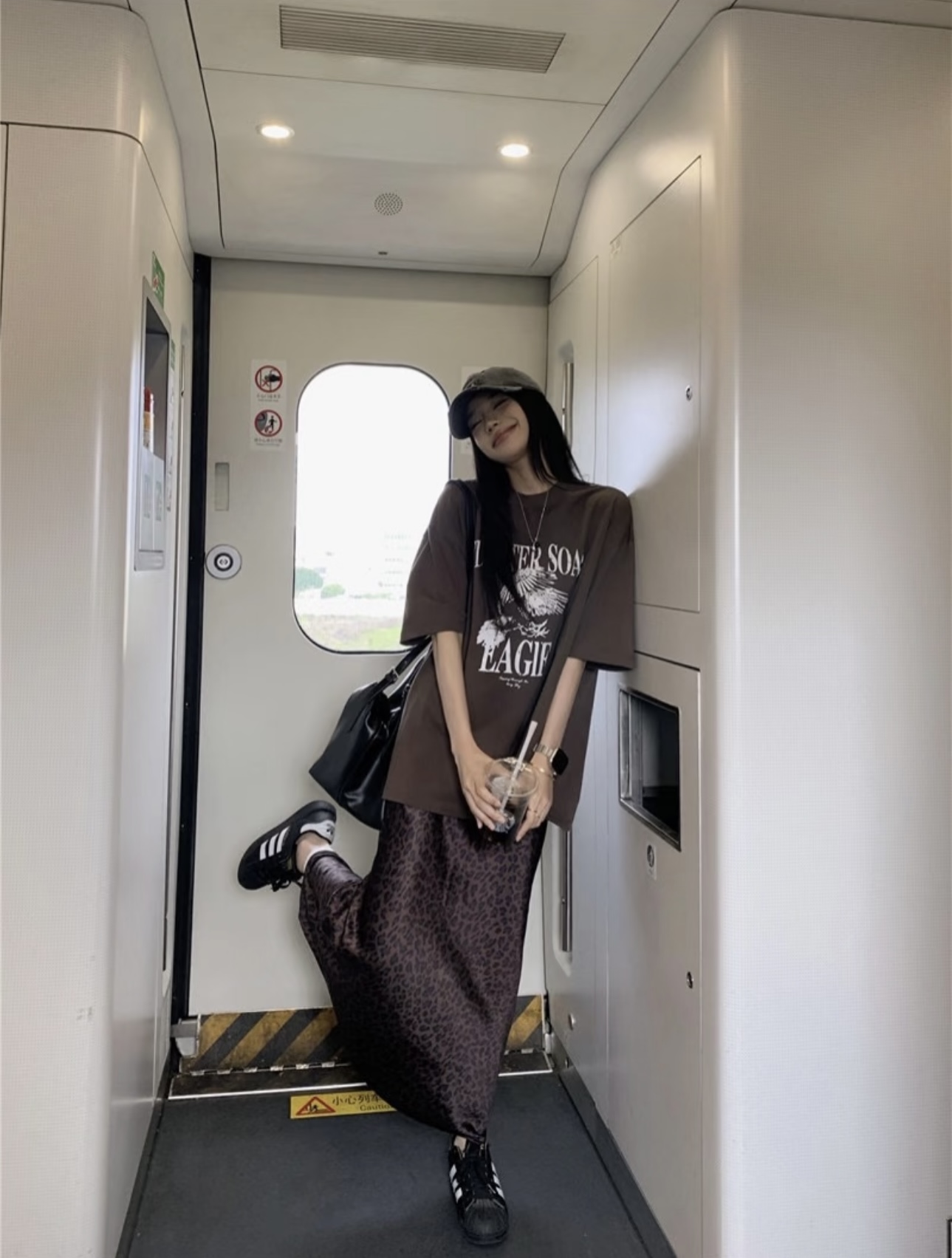 泰国女星Mai的私人衣柜大揭秘，基础款单品搭出的时尚，快来学习