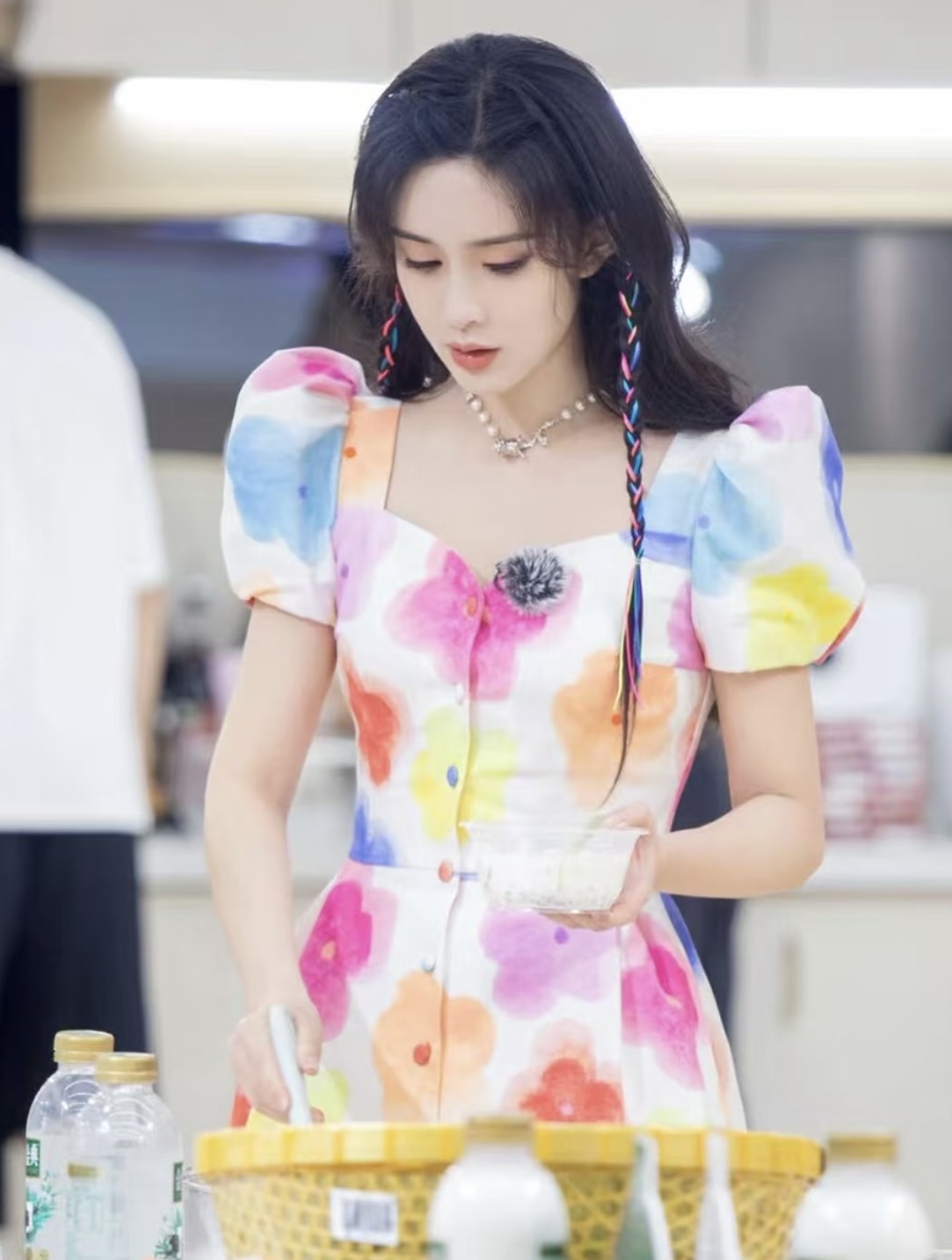 细数孟子义那些“花里胡哨”的穿搭，是时髦“浓人”，轻松驾驭