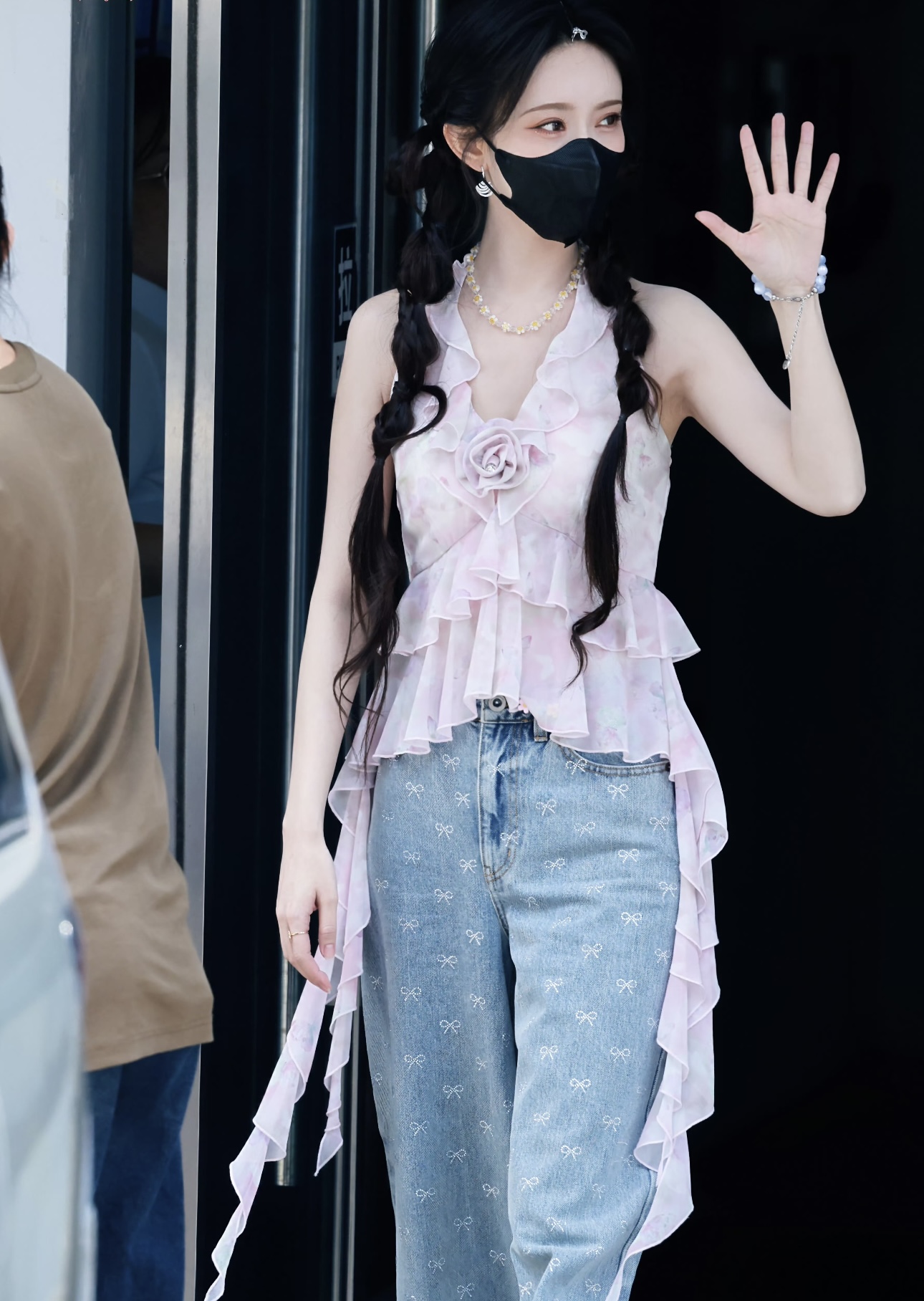 细数孟子义那些“花里胡哨”的穿搭，是时髦“浓人”，轻松驾驭