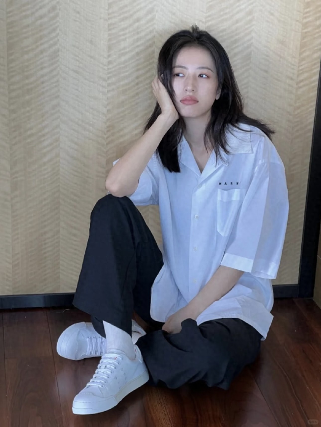 松弛感穿搭是周雨彤的统治区，基础款穿出顶级时尚效果，夏日必备