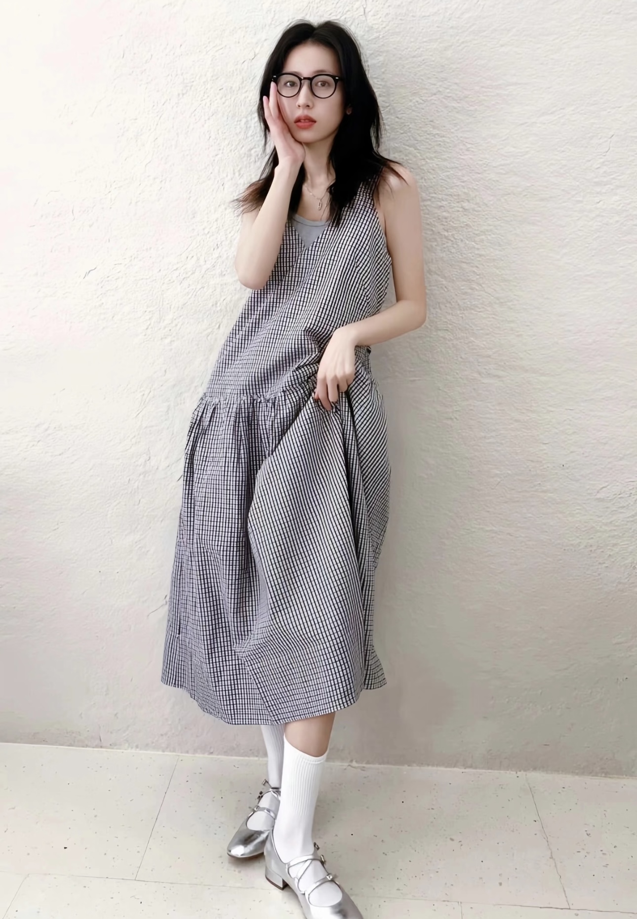 松弛感穿搭是周雨彤的统治区，基础款穿出顶级时尚效果，夏日必备