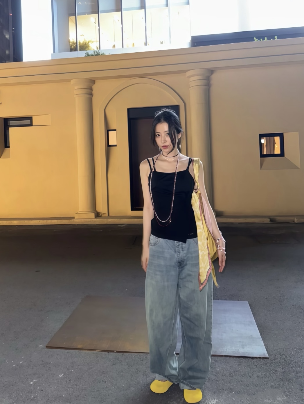 松弛感穿搭是周雨彤的统治区，基础款穿出顶级时尚效果，夏日必备