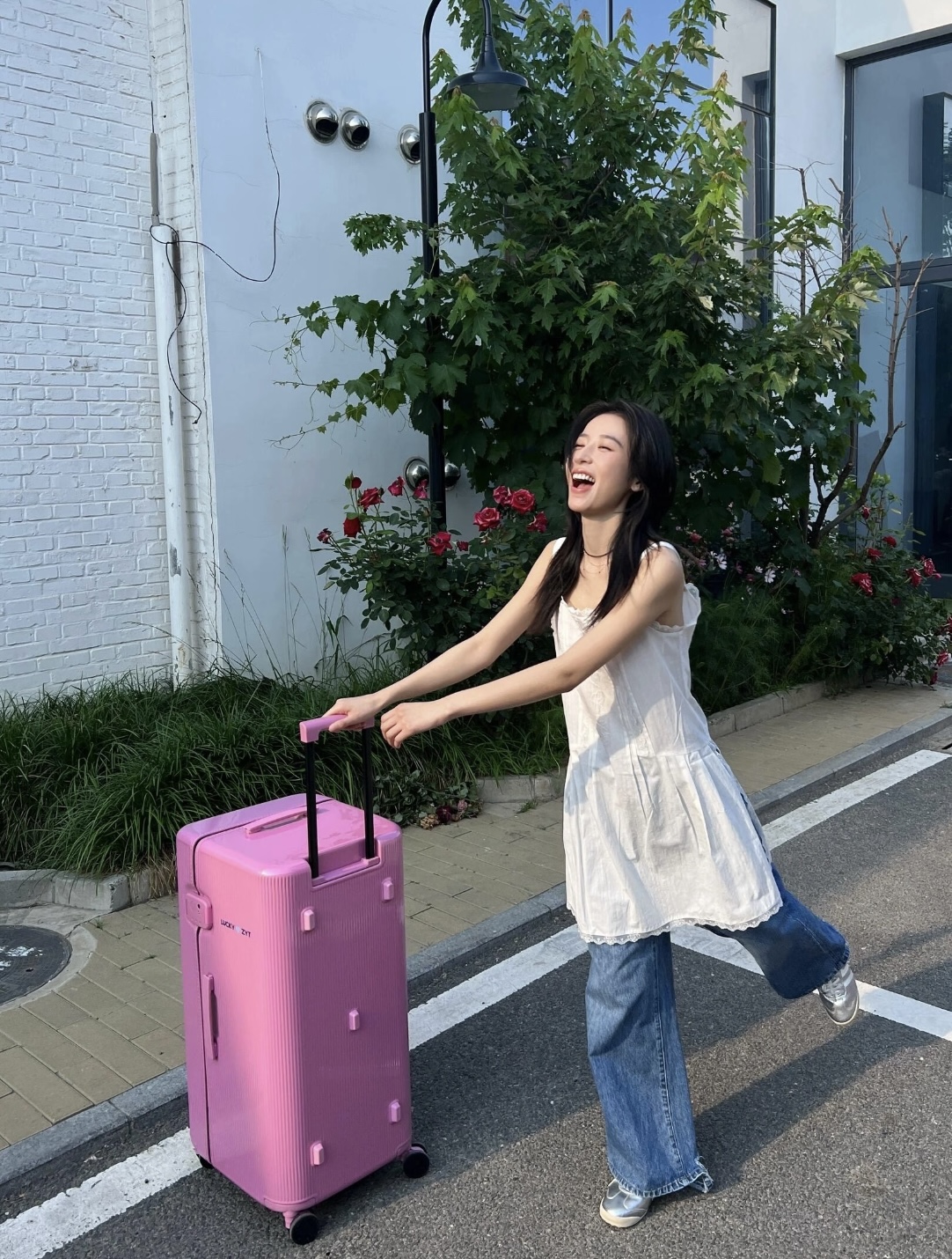 松弛感穿搭是周雨彤的统治区，基础款穿出顶级时尚效果，夏日必备