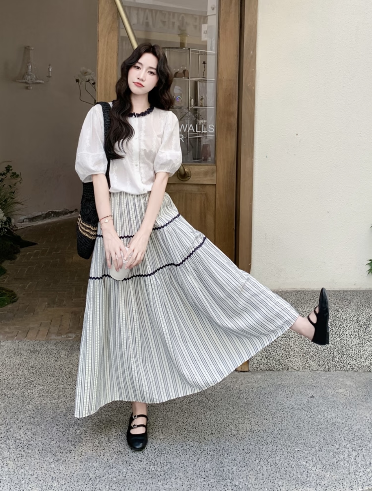 松弛感穿搭是周雨彤的统治区，基础款穿出顶级时尚效果，夏日必备