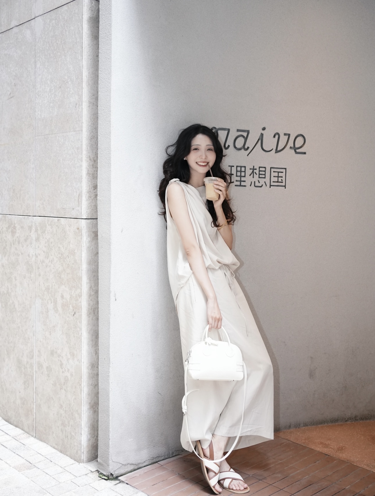 松弛感穿搭是周雨彤的统治区，基础款穿出顶级时尚效果，夏日必备