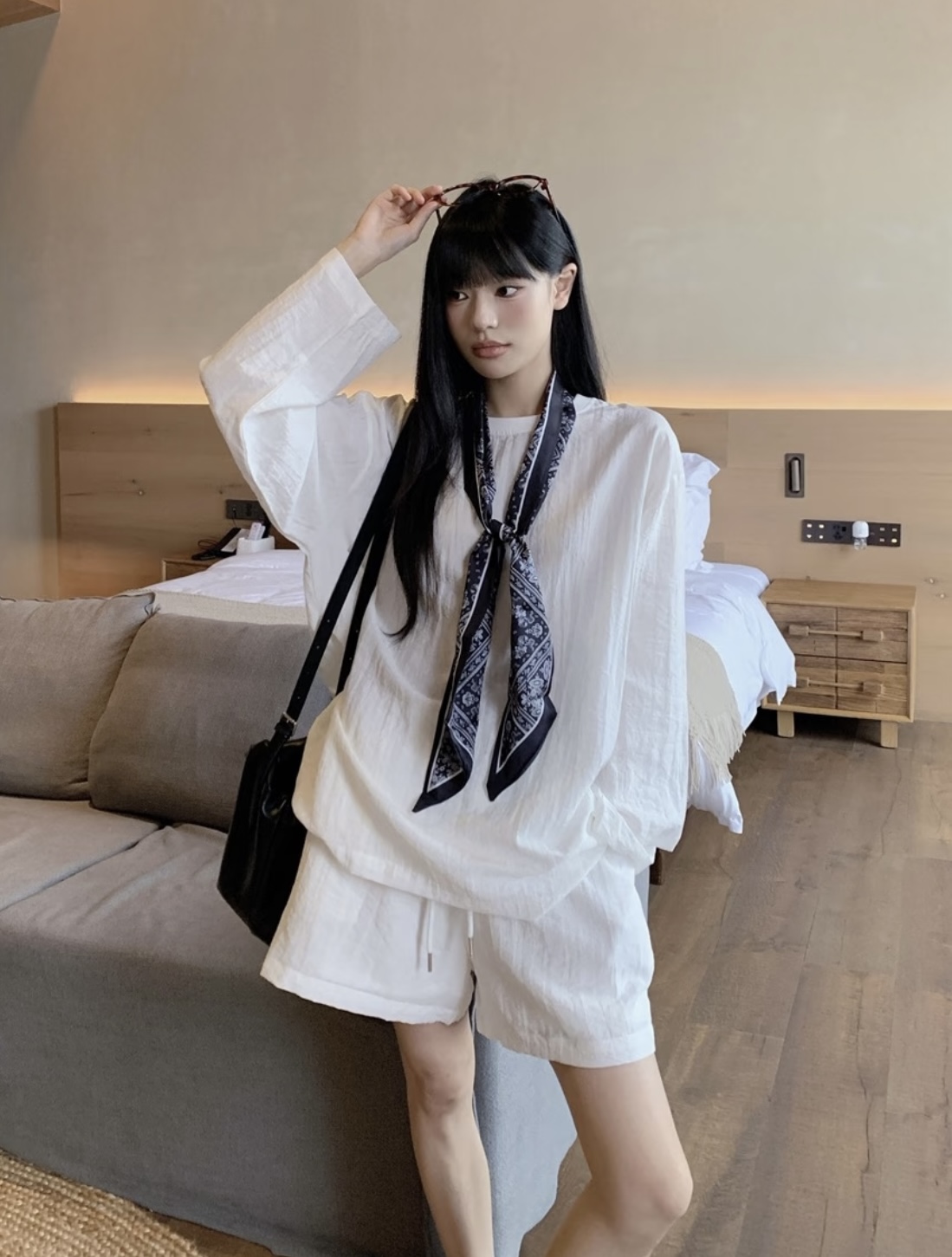 松弛感穿搭是周雨彤的统治区，基础款穿出顶级时尚效果，夏日必备