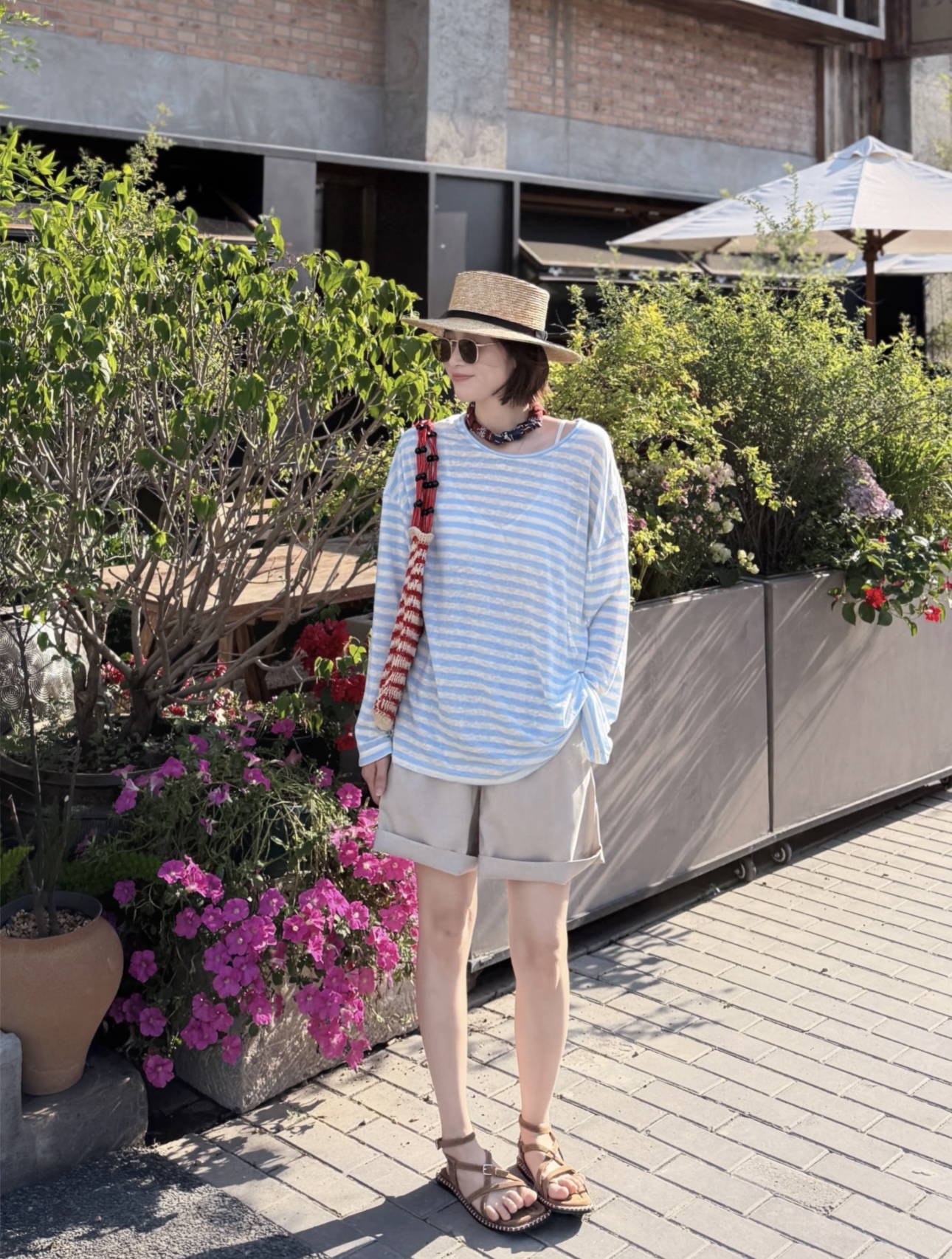 松弛感穿搭是周雨彤的统治区，基础款穿出顶级时尚效果，夏日必备