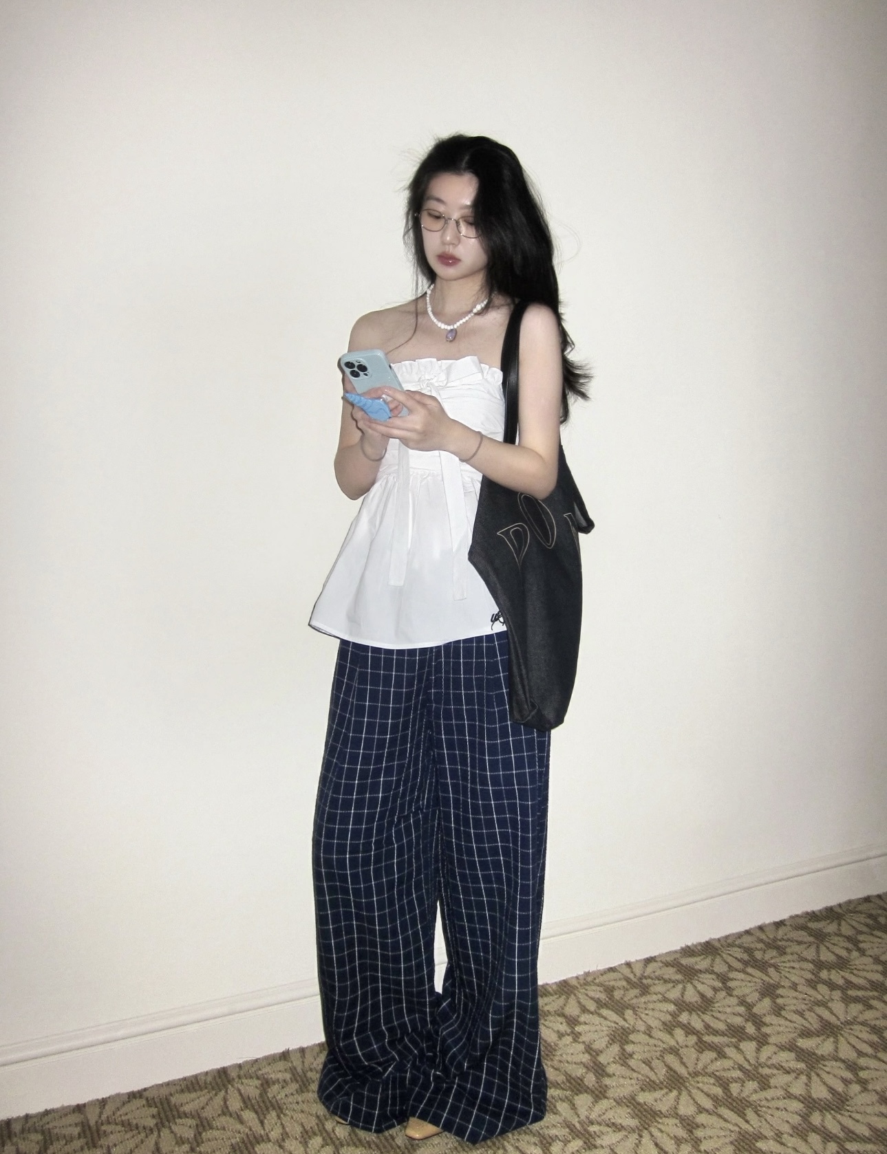 松弛感穿搭是周雨彤的统治区，基础款穿出顶级时尚效果，夏日必备