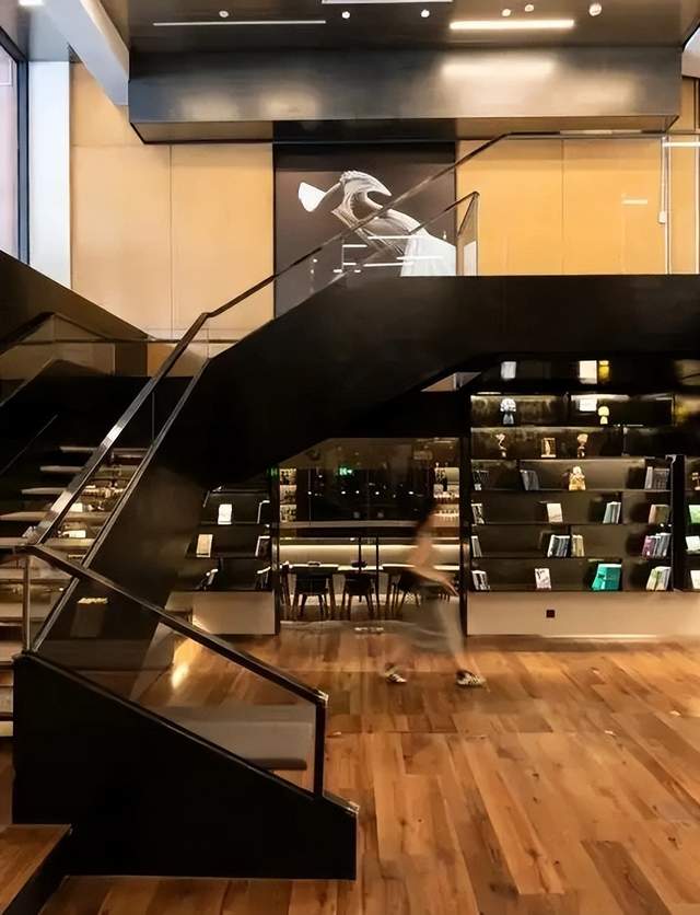 亚朵告诉你，原来“剑走偏锋”才是最高端的“不务正业”玩法