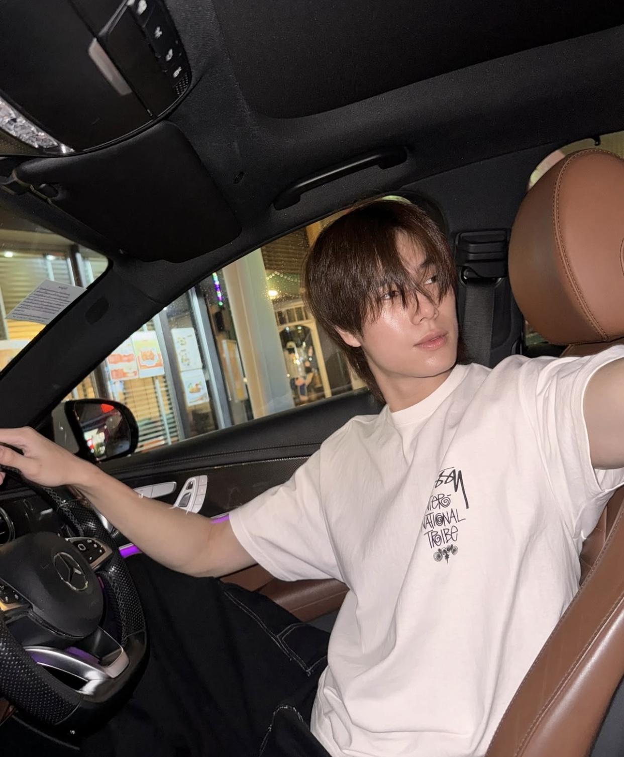 偶像男星卸去舞台光环的穿搭，才是普通人的品味升级教科书。