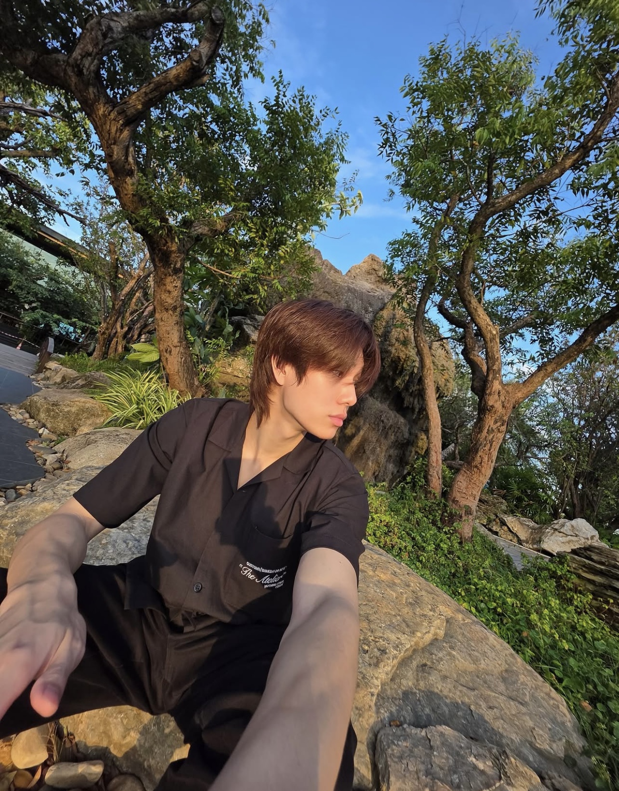 偶像男星卸去舞台光环的穿搭，才是普通人的品味升级教科书。