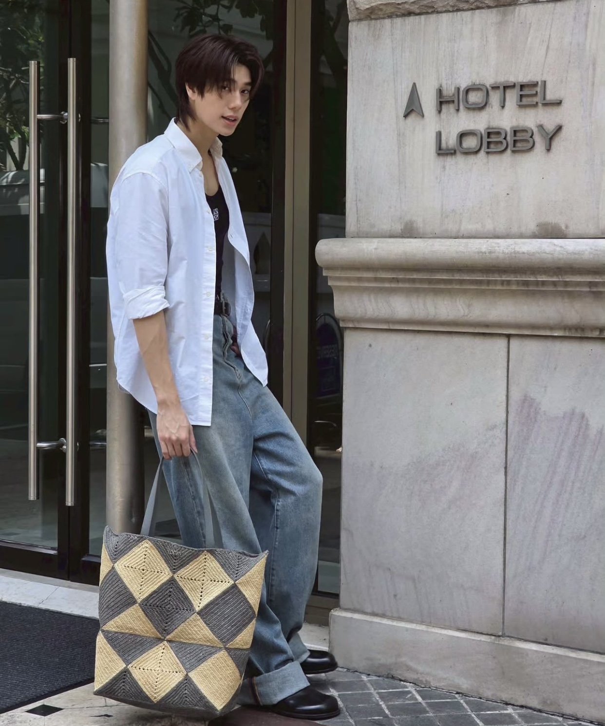 偶像男星卸去舞台光环的穿搭，才是普通人的品味升级教科书。