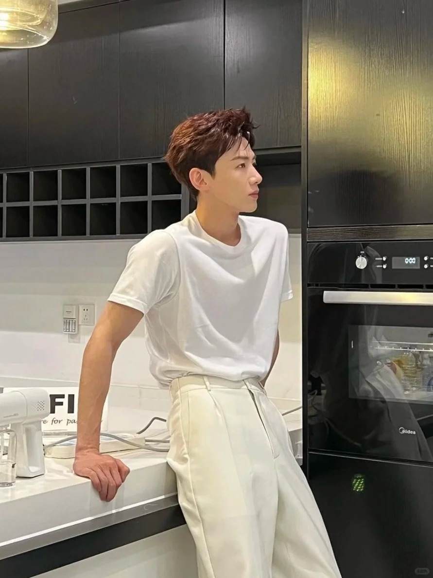 我天！男生把白裤子搭得这么好看，是合法的吗？