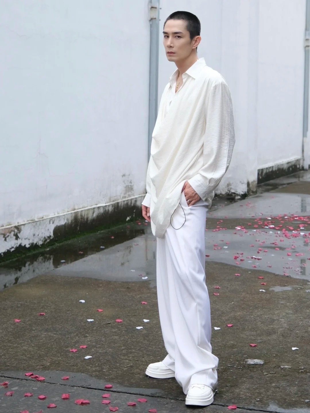 我天！男生把白裤子搭得这么好看，是合法的吗？