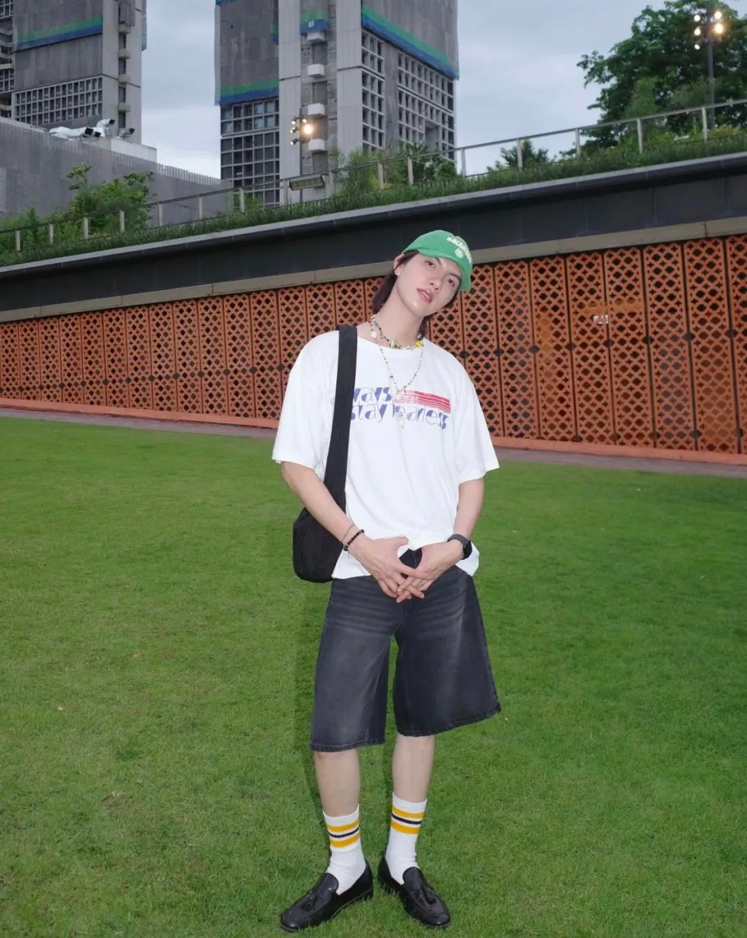 男生穿搭公式：黑色裤子+任意上衣=永远不会错！