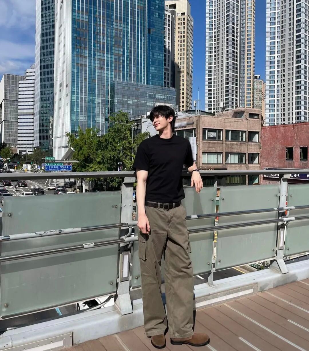 工装裤与秋天的搭配：文艺男生的松弛感穿搭是如何养成的？