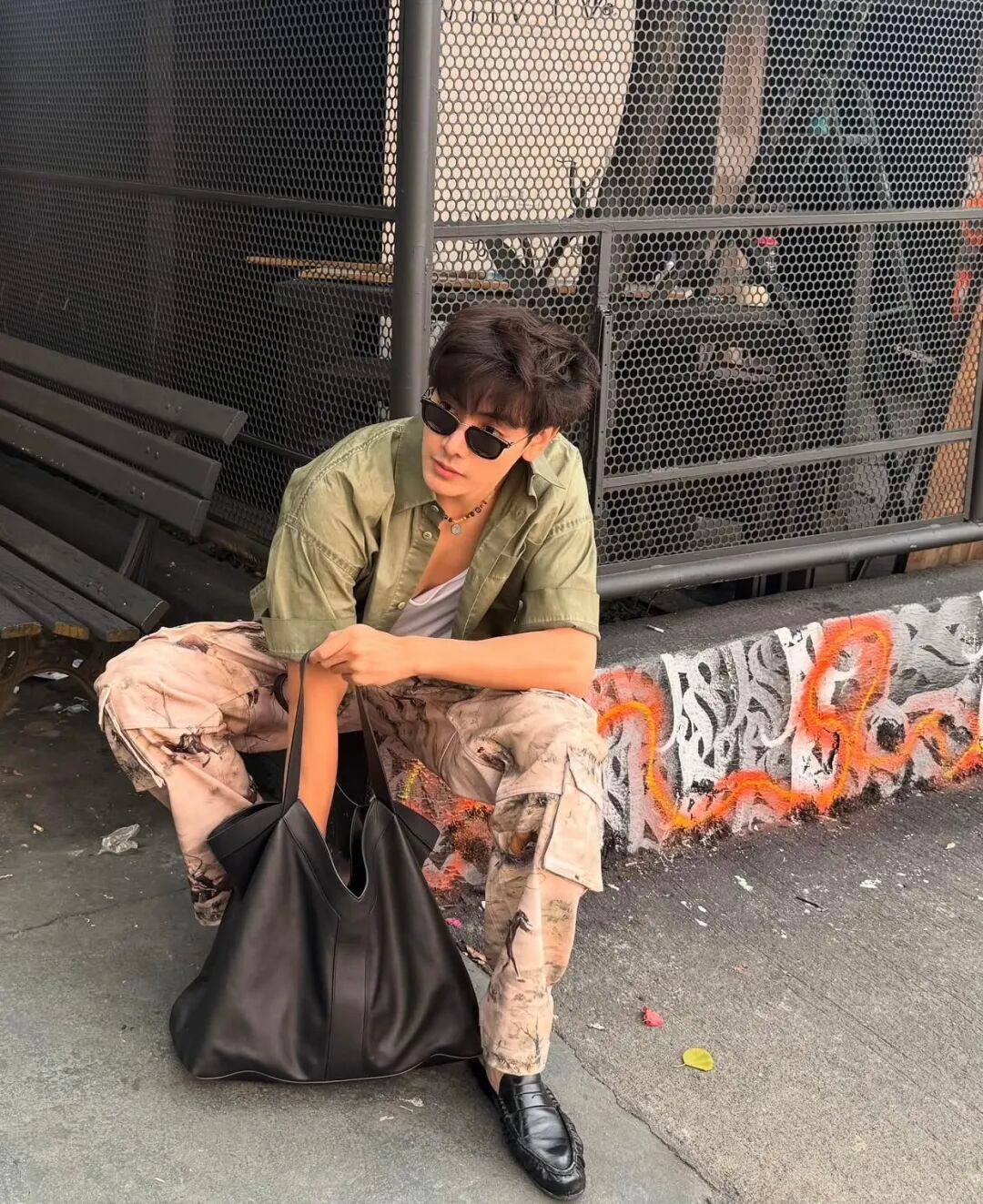 工装裤与秋天的搭配：文艺男生的松弛感穿搭是如何养成的？