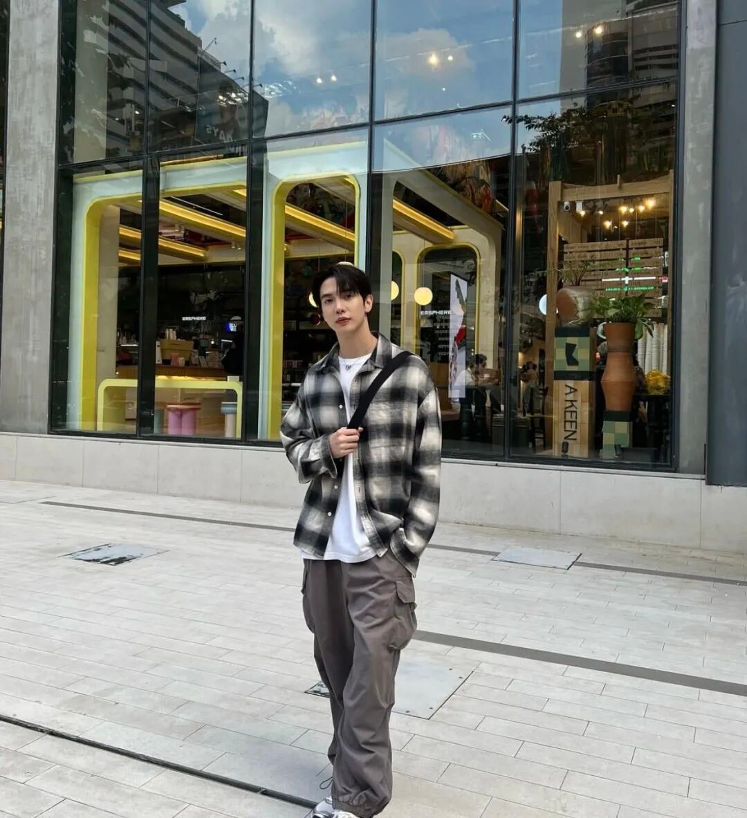 工装裤与秋天的搭配：文艺男生的松弛感穿搭是如何养成的？