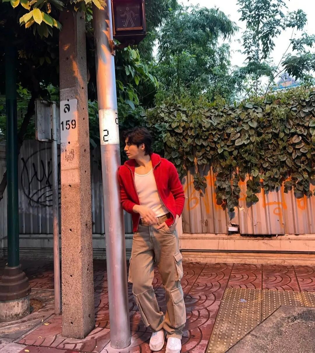 工装裤与秋天的搭配：文艺男生的松弛感穿搭是如何养成的？