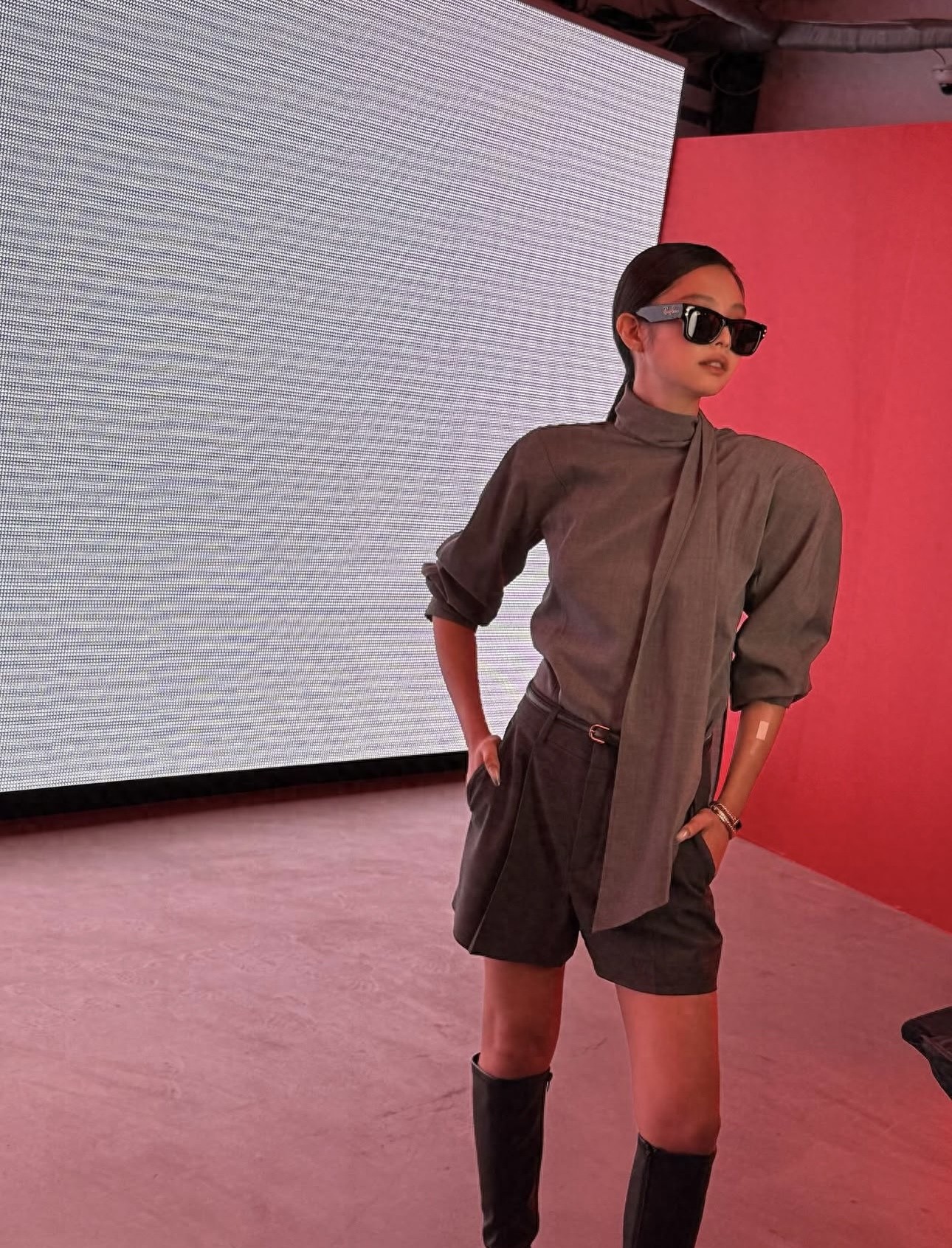 Jennie的秋日穿搭大公开，慵懒野性小猫感，超美ing