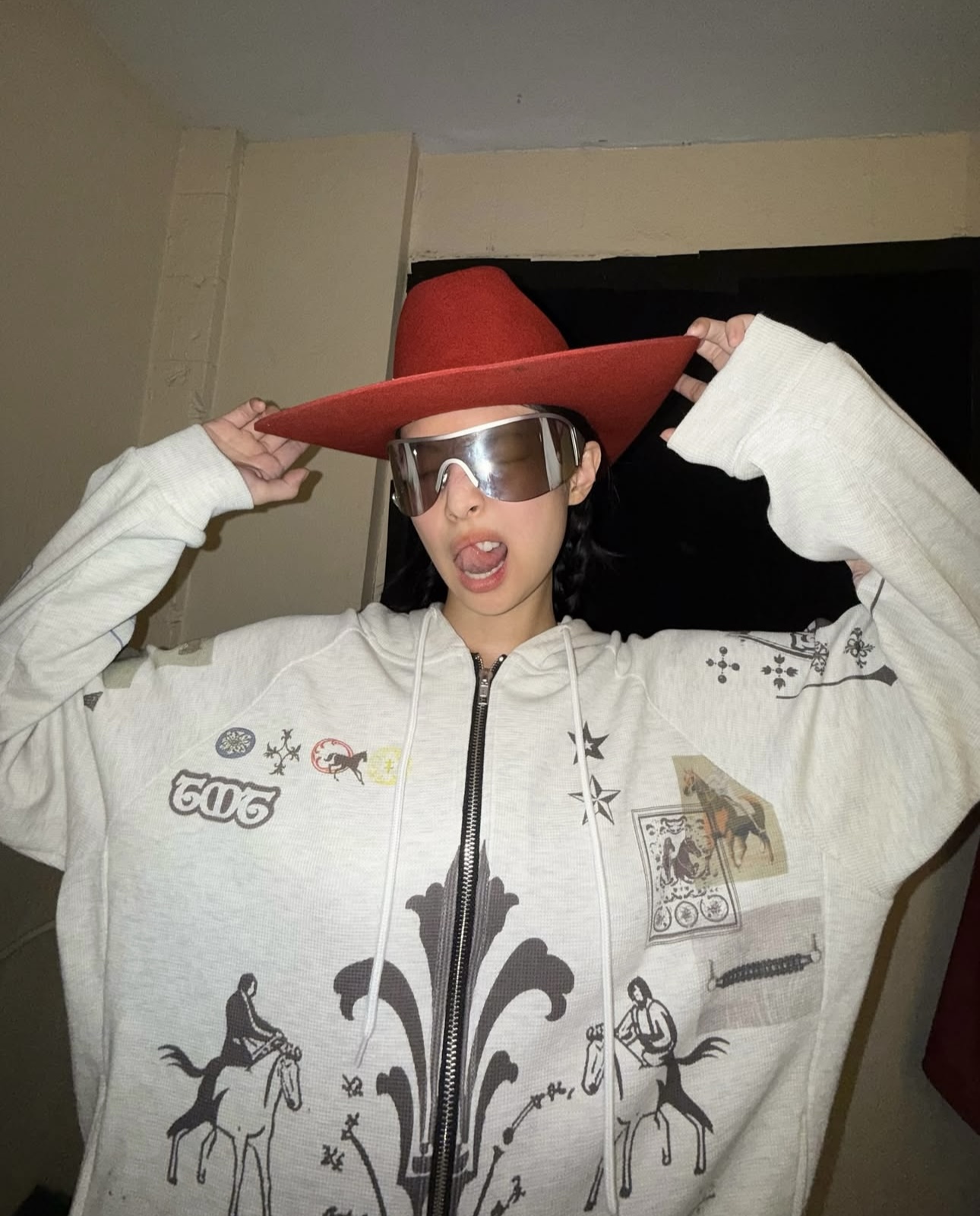 Jennie的秋日穿搭大公开，慵懒野性小猫感，超美ing