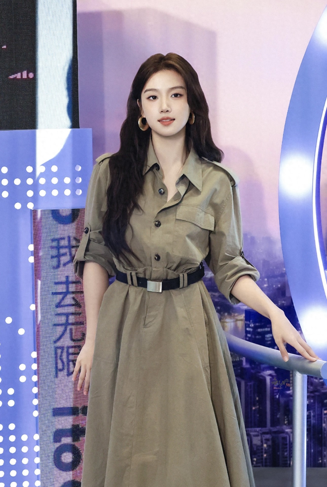 夏秋交替乱穿衣？看卢昱晓李沁夏梦私服穿搭，秋日氛围感来了