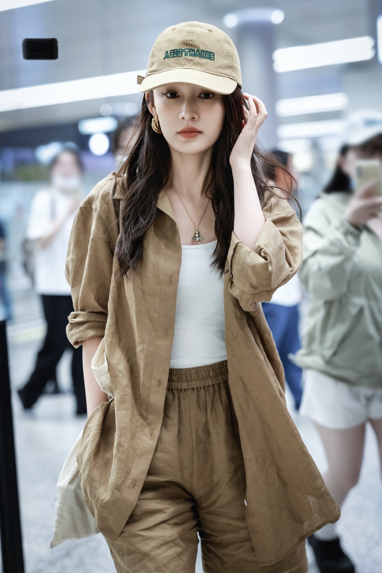 夏秋交替乱穿衣？看卢昱晓李沁夏梦私服穿搭，秋日氛围感来了