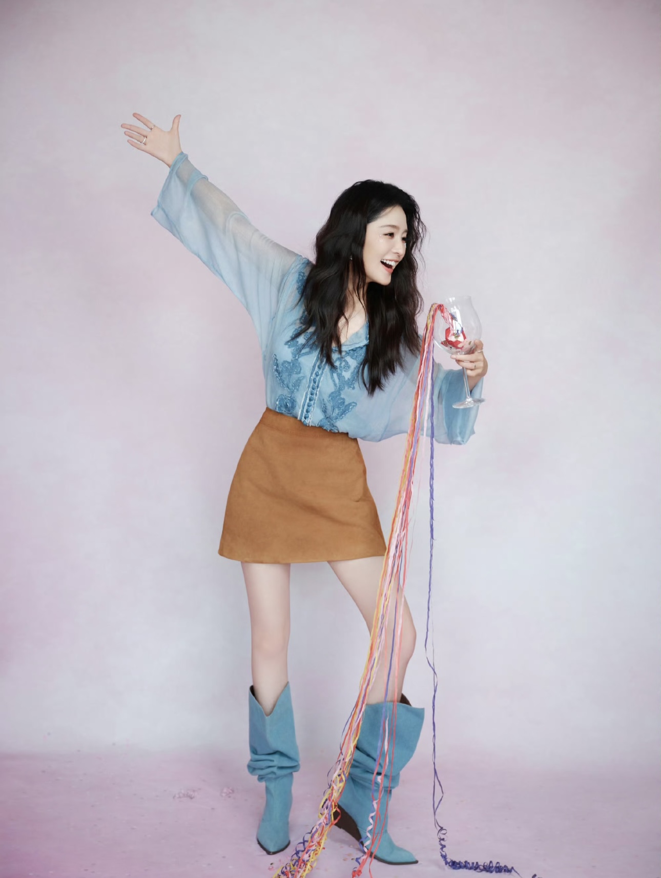 夏秋交替乱穿衣？看卢昱晓李沁夏梦私服穿搭，秋日氛围感来了