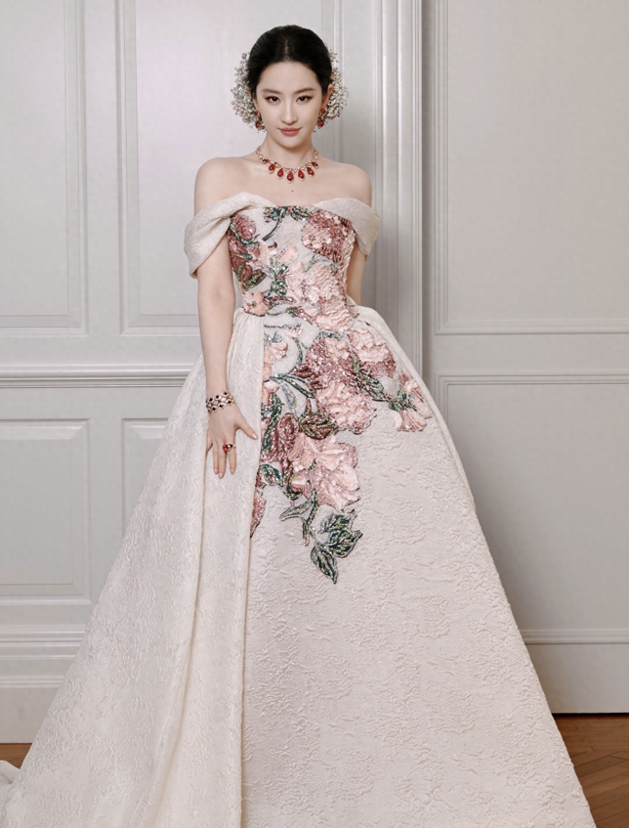 VOGUE时尚之力盛会，以花为名，让众星闪耀红毯