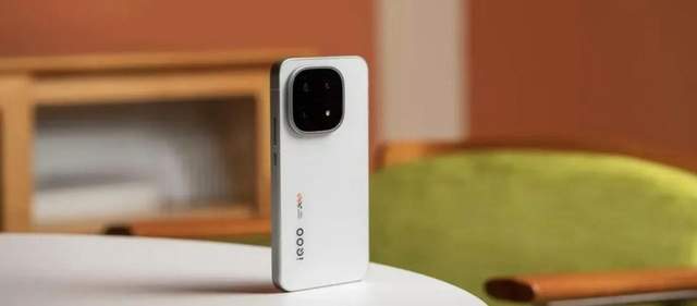 iQOO15正式发布，价格亲民，性能王者，消费者会买单吗？