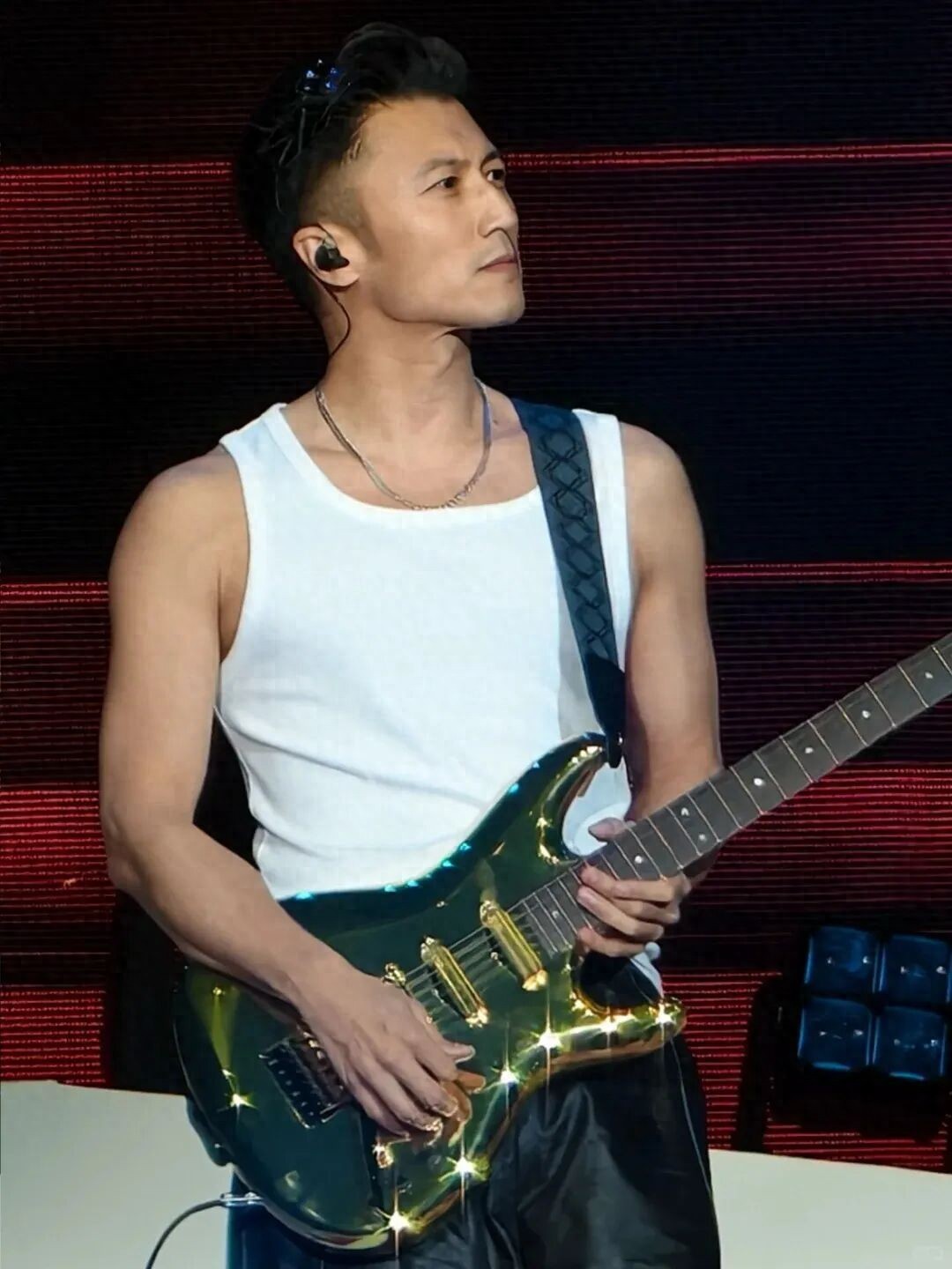 一件背心，两种男人：穿对是荷尔蒙，穿错是地沟油！