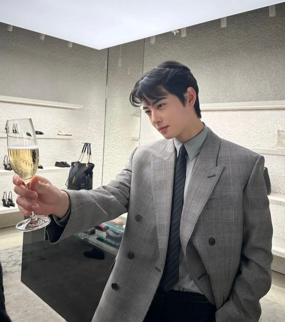 如何穿出“决策者”气场？教你用西装展现沉稳与分寸感！