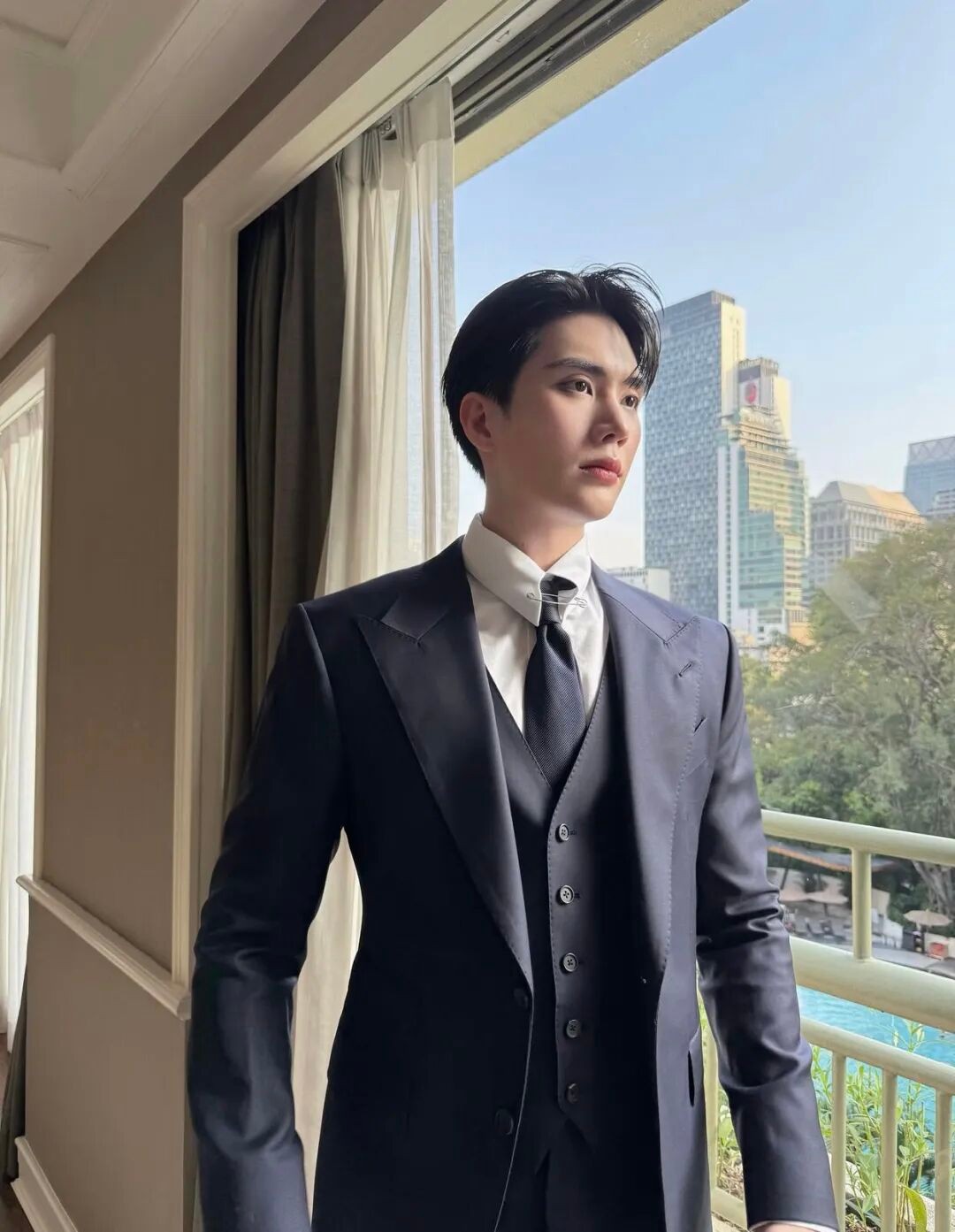 如何穿出“决策者”气场？教你用西装展现沉稳与分寸感！