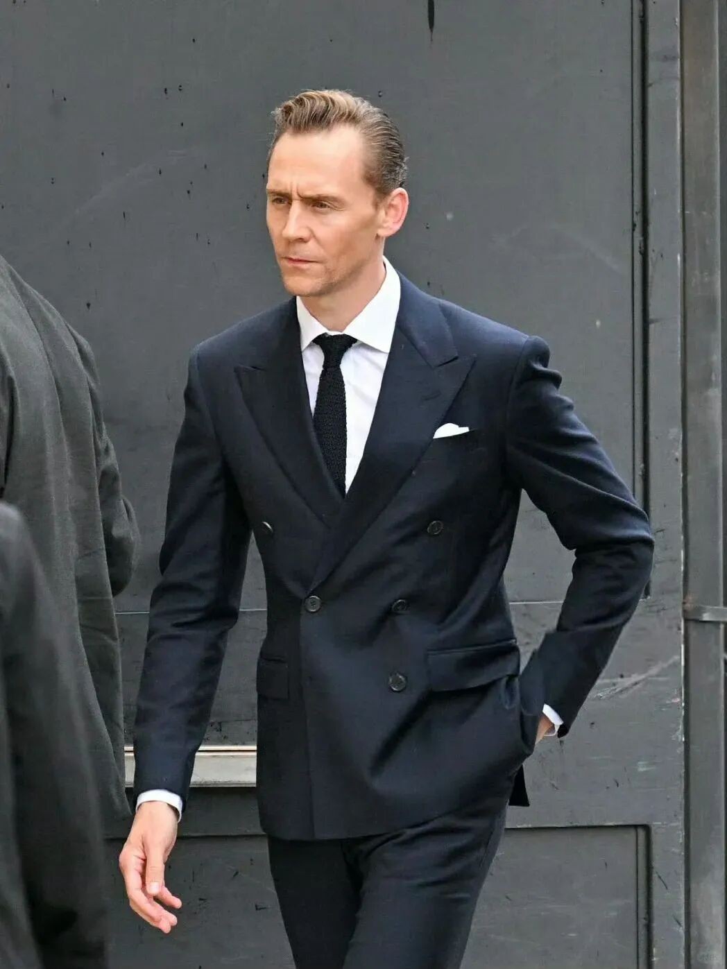 如何穿出“决策者”气场？教你用西装展现沉稳与分寸感！