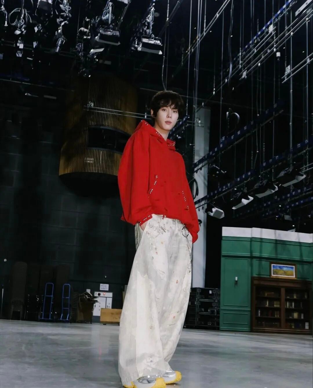 人间理想型穿搭！一键复制尹书彬的“有趣灵魂”穿衣经！