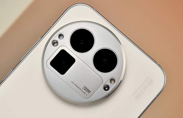 真我GT8Pro上市，高端性能游戏机型好用吗？