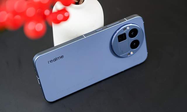 真我GT8Pro上市，高端性能游戏机型好用吗？